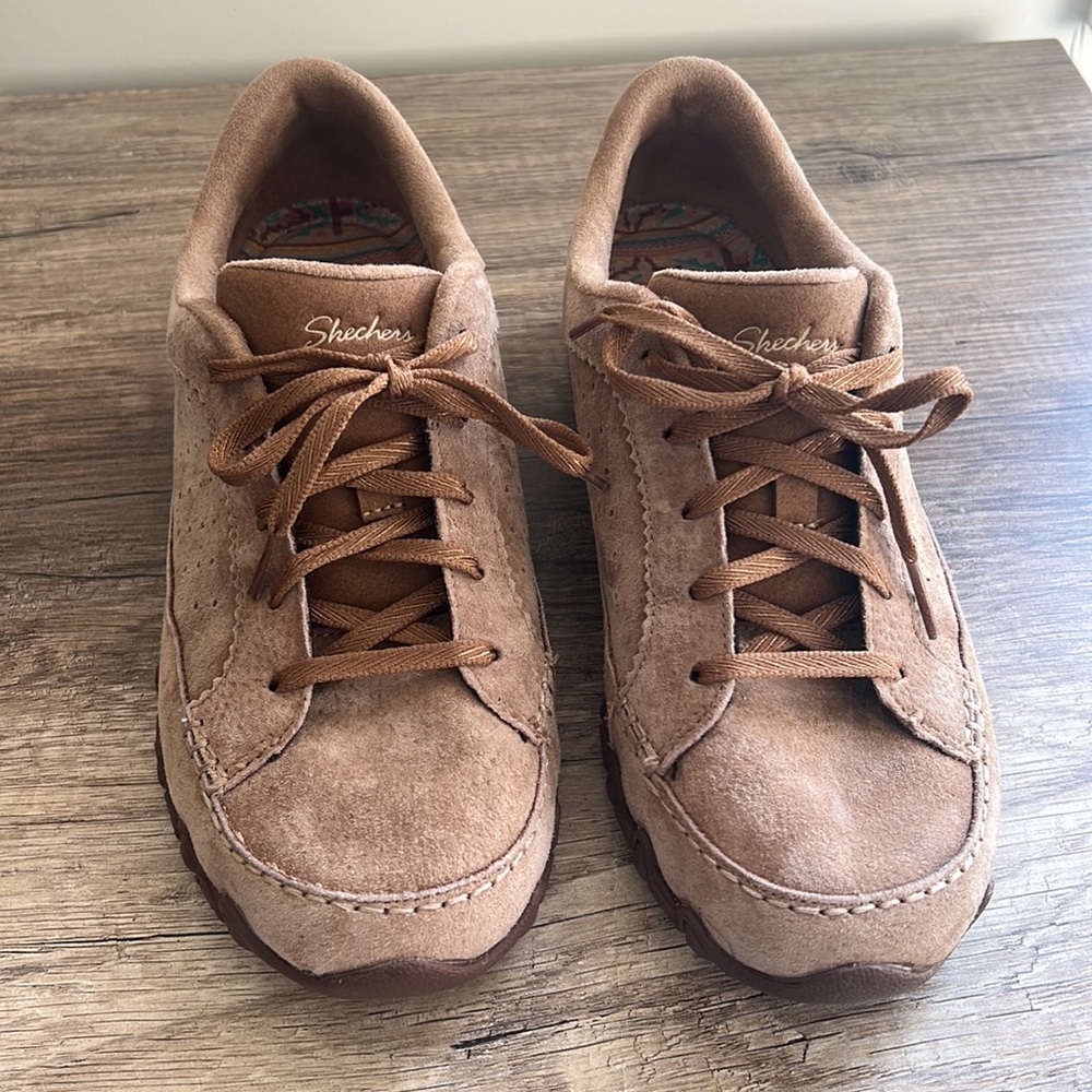 Skechers tan shoe